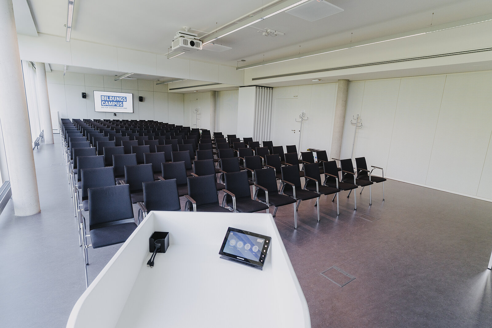 Foto zeigt den Konferenzraum in der Bestuhlungsart Reihenbestuhlung