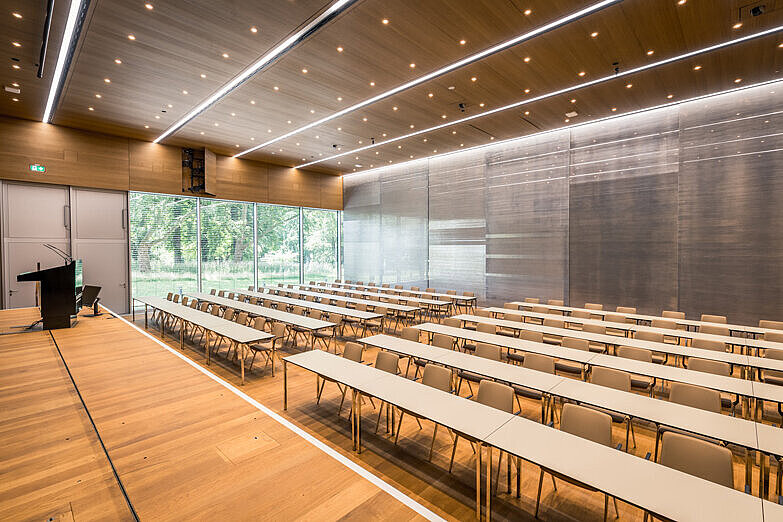 Foto von einer parlamentarischen Bestuhlung in der AULA