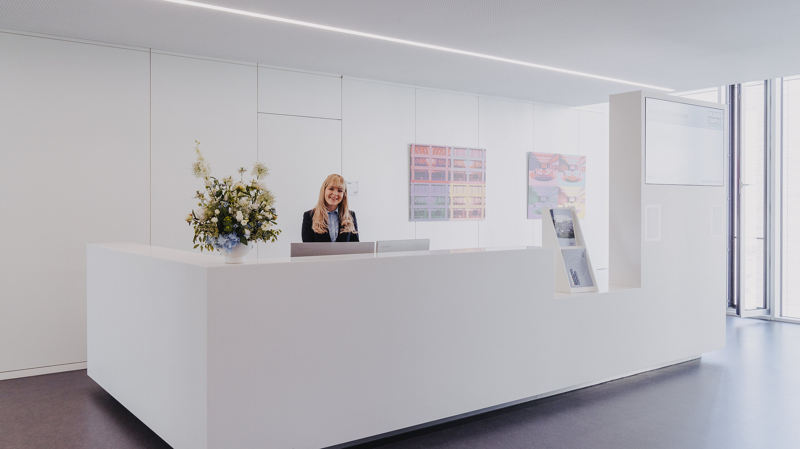 Foto zeigt einen besetzen Empfang im Konferenzbereich