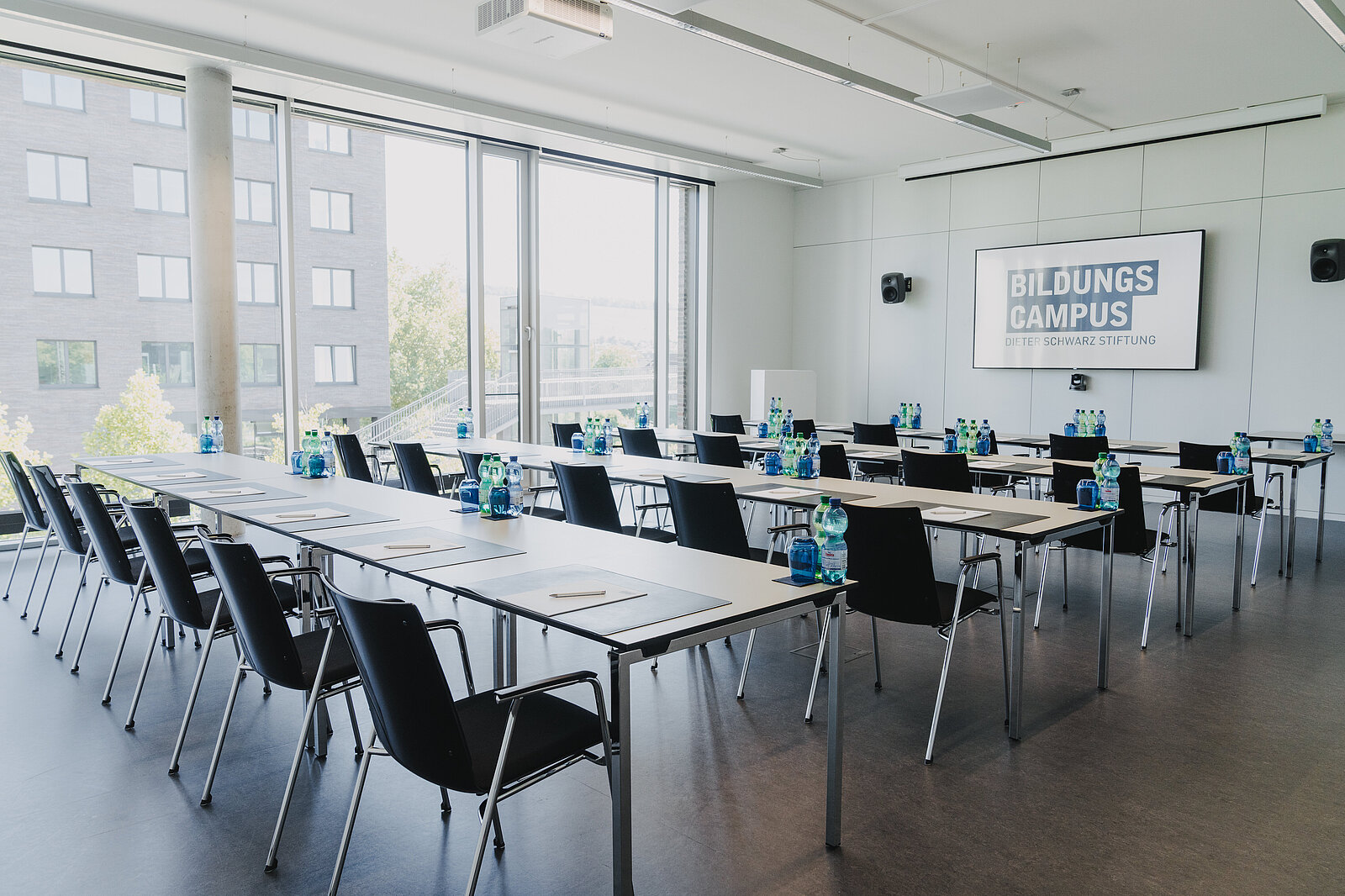Foto von einer parlamentarischen Bestuhlung im Konferenzraum