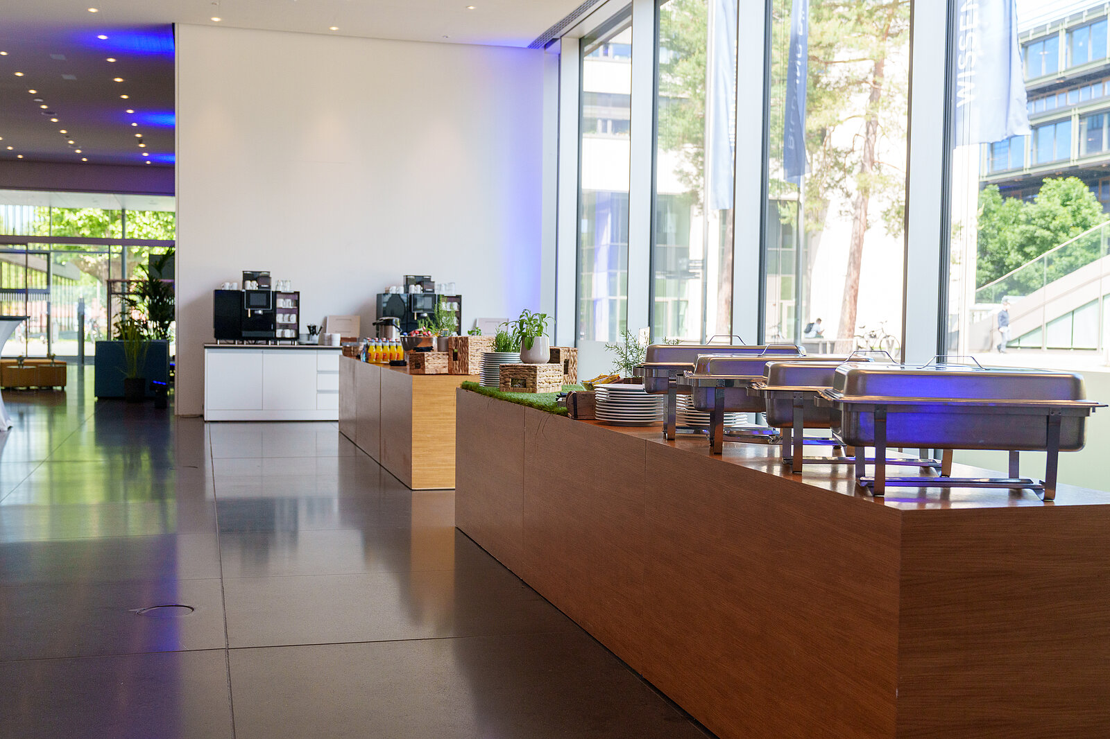 Foyer: Cateringelemente für Buffet.