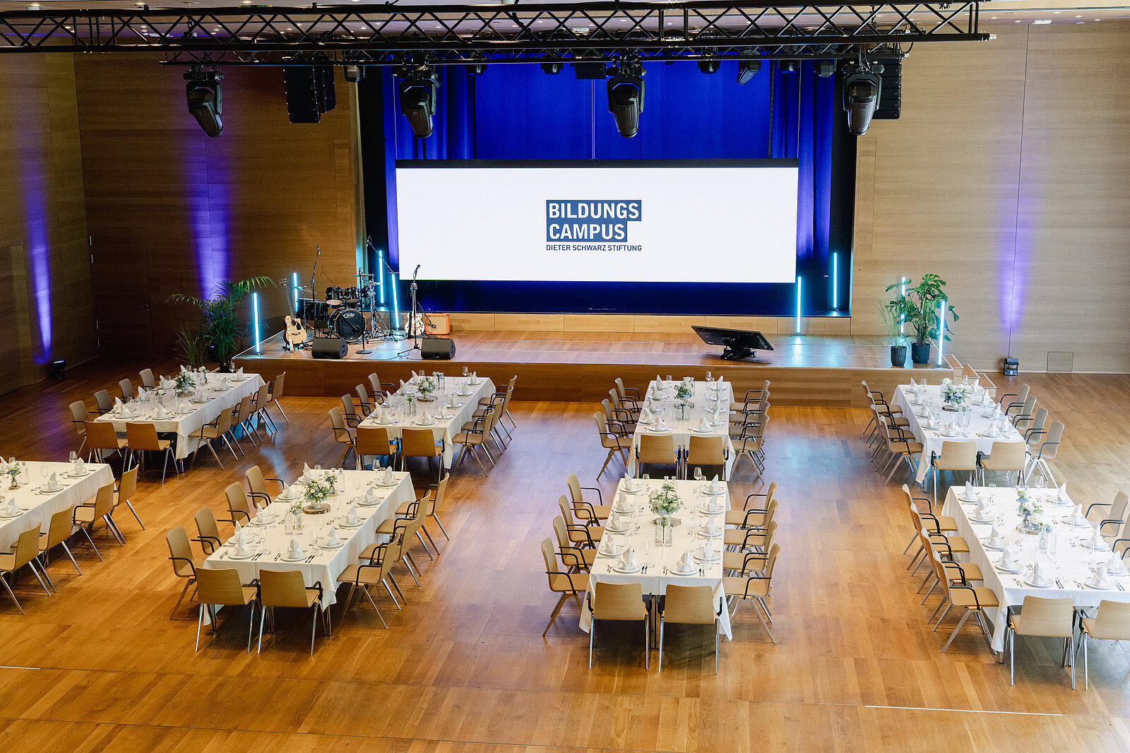  Der Saal mit eingedeckten Banketttischen