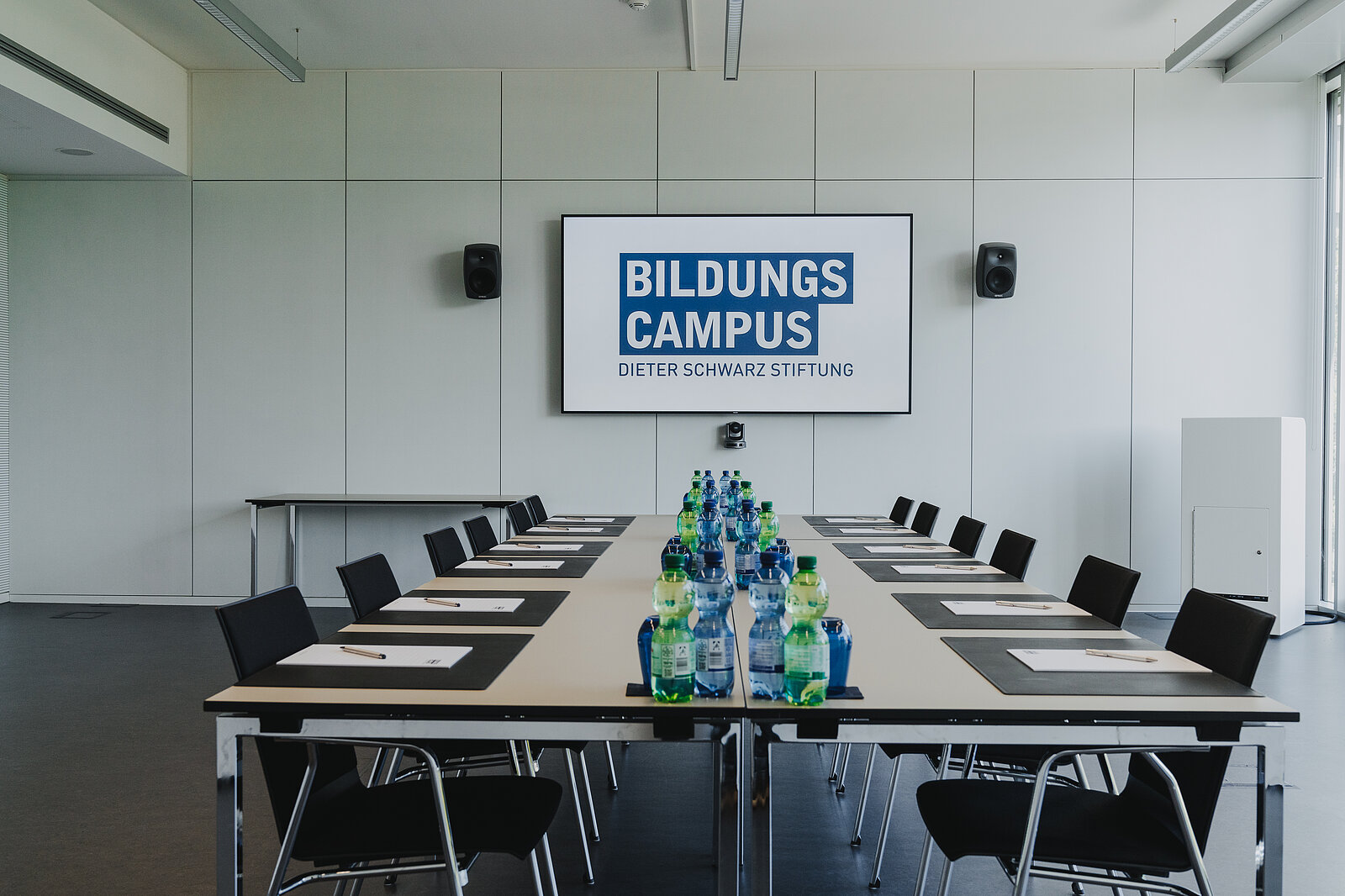 Foto zeigt Konferenzraum in der Bestuhlungsart Blockbestuhlung
