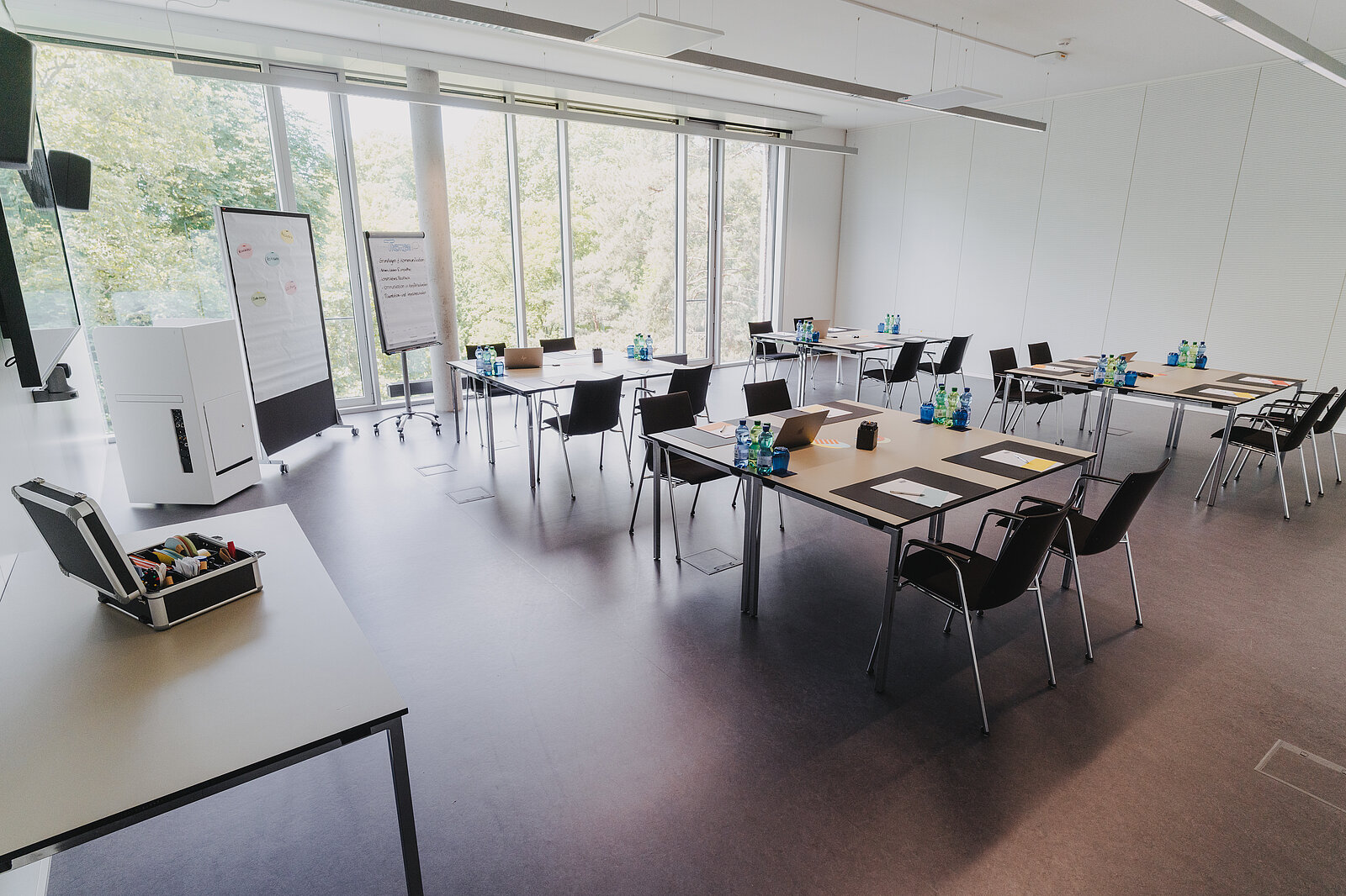 Foto zeigt Konferenzraum in der Bestuhlungsart Blockbestuhlung/Tischinseln