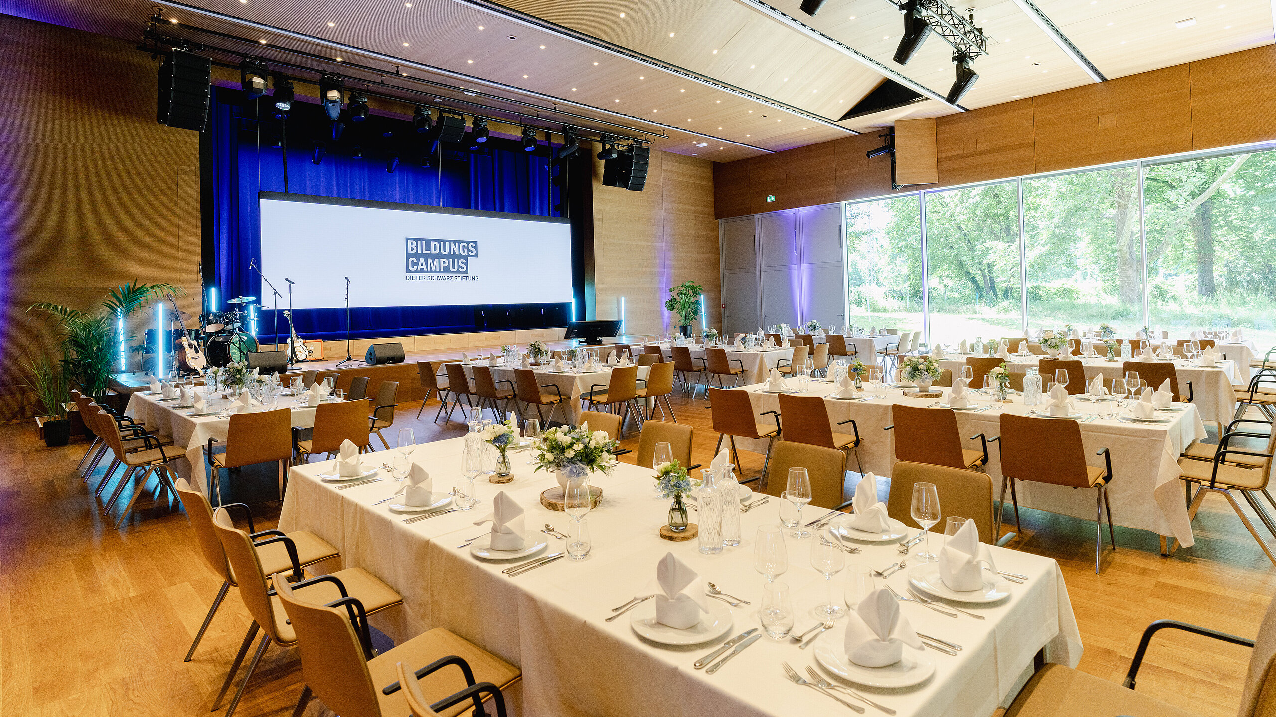 Foto mit einer Bankettbestuhlung in der AULA