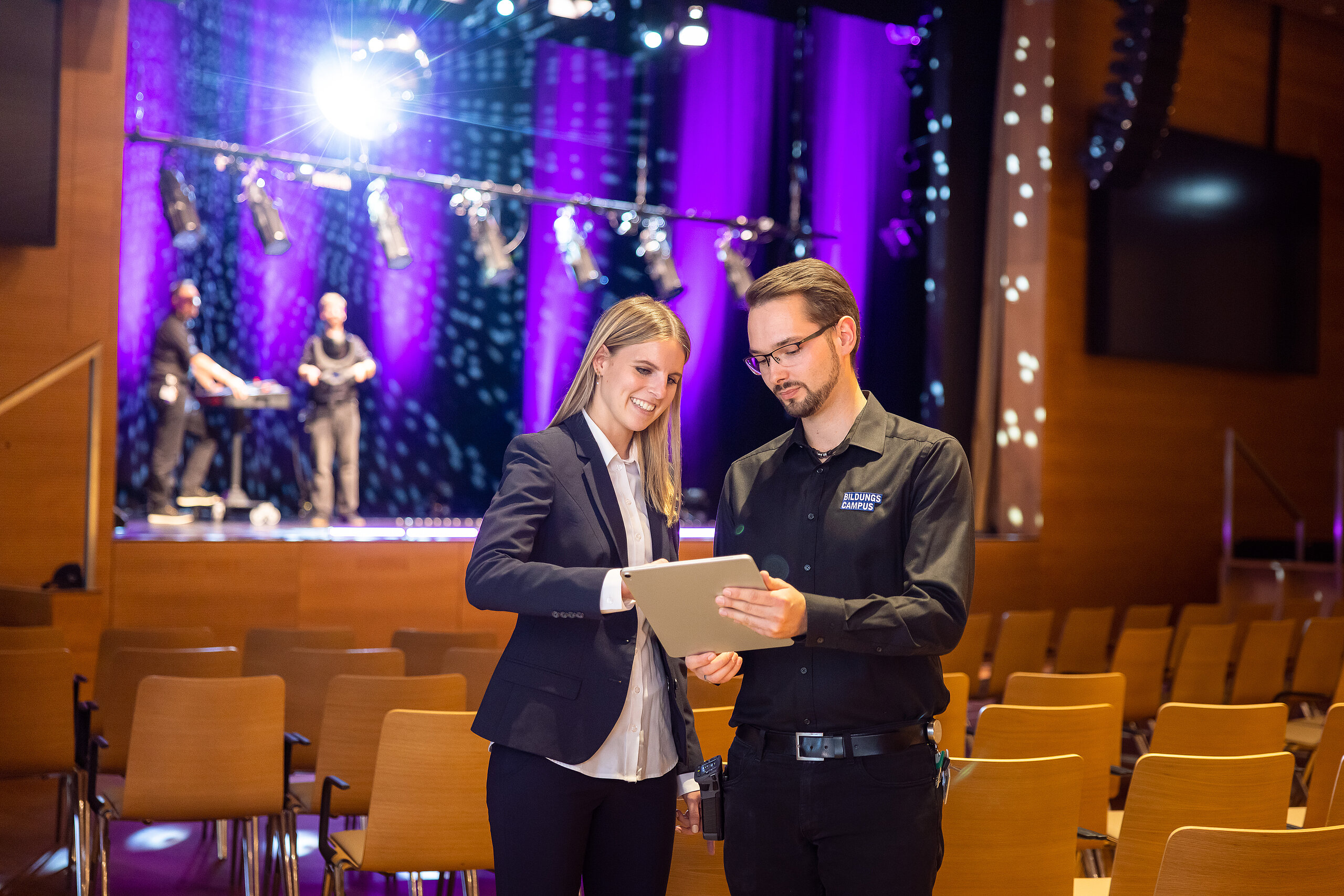 Foto zeigt eine Frau und einen Mann mit einem Ipad in der AULA