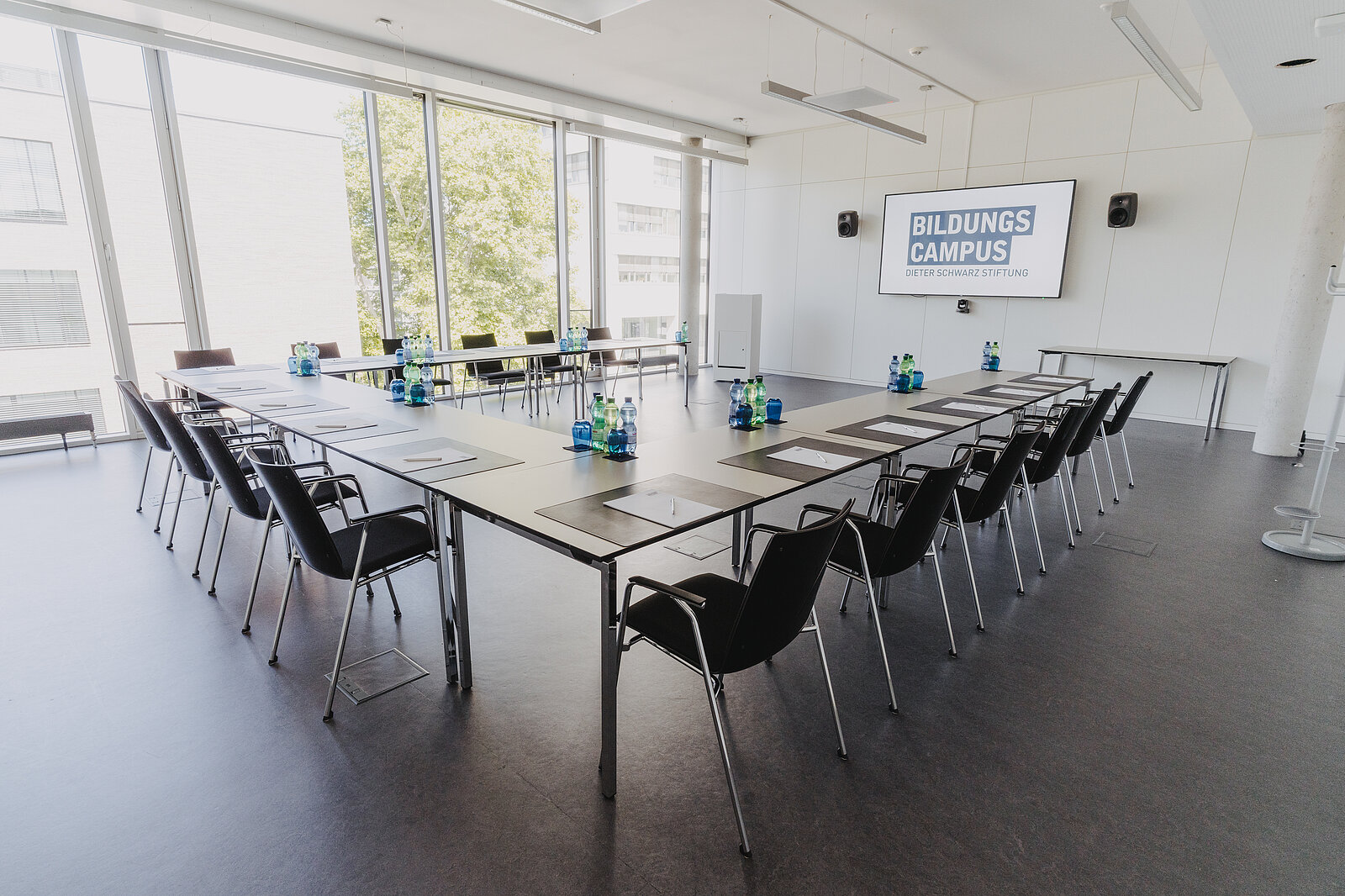 Foto zeigt Konferenzraum in der Bestuhlungsart U-Form