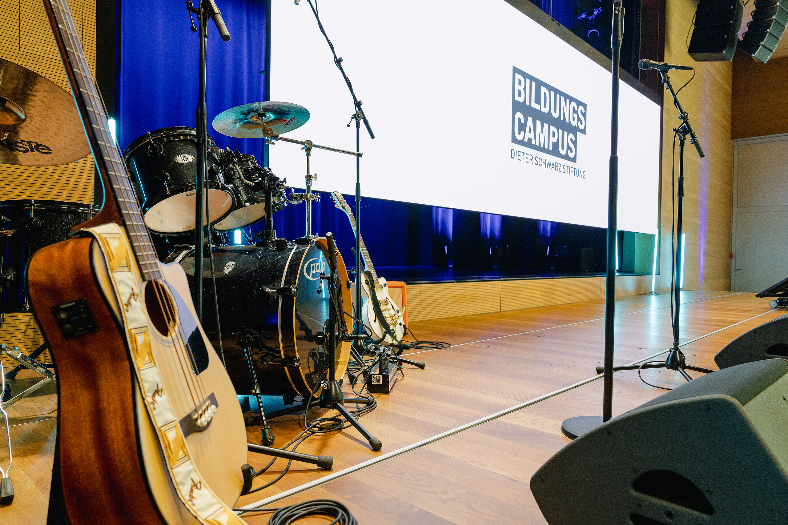 Foto von der Bühne in der AULA mit Musikinstrumenten
